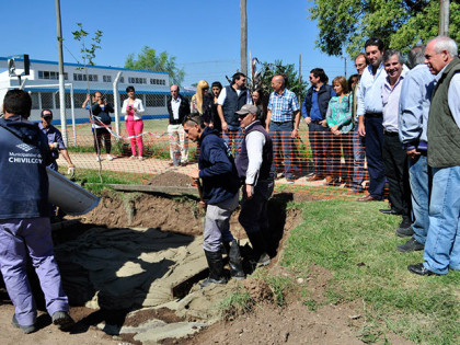 Comenzaron las obras de cordón cuneta en el barrio sur Comenzaron las obras de cordón cuneta en el barrio sur