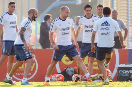 Martino se inclina por Agüero antes que Higuain para visitar a Chile Martino se inclina por Agüero antes que Higuain para visitar a Chile