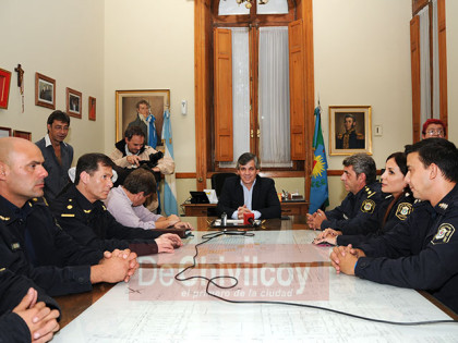 Ayer por la tarde. El Intendente Britos recibió junto a Perillo a la cúpula policial local Ayer por la tarde. El Intendente Britos recibió junto a Perillo a la cúpula policial local