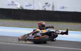 Márquez se cayó dos veces, pero logró quedarse con la “pole” Márquez se cayó dos veces, pero logró quedarse con la “pole”