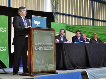 Intendente Britos: Gran impulso a la escrituración pendiente de empresas Intendente Britos: Gran impulso a la escrituración pendiente de empresas