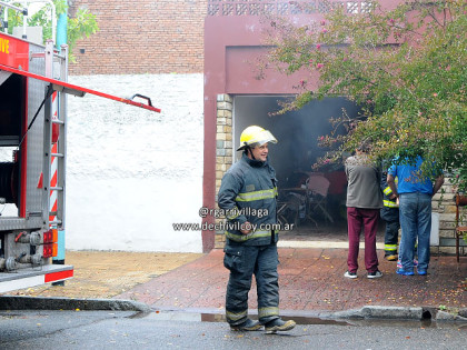 Este mediodía: Principio de incendio en un domicilio Este mediodía: Principio de incendio en un domicilio