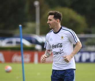 Messi sufrió “una importante contusión ósea” Messi sufrió “una importante contusión ósea”