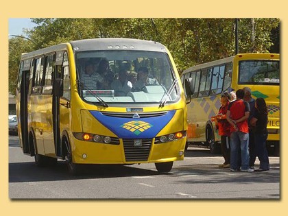La empresa de colectivos locales informa a los pasajeros La empresa de colectivos locales informa a los pasajeros