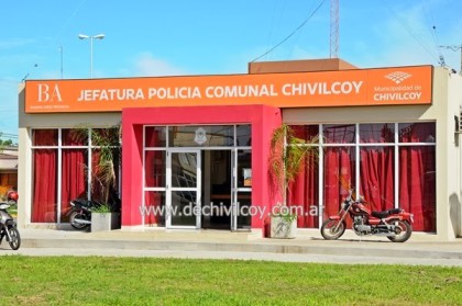 Personal Policial detiene una mujer en una riña en la vía pública Personal Policial detiene una mujer en una riña en la vía pública