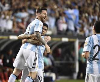 Con media hora de Messi, Argentina goleó y clasificó a cuartos de final Con media hora de Messi, Argentina goleó y clasificó a cuartos de final