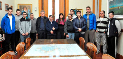 El intendente Guillermo Britos recibió a la Selección de básquet de mayores El intendente Guillermo Britos recibió a la Selección de básquet de mayores