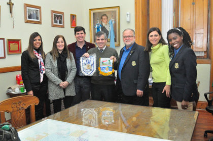 Jóvenes de intercambio visitaron al intendente Jóvenes de intercambio visitaron al intendente