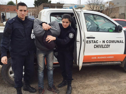 Intento de hurto con arma, resistencia a la autoridad y lesiones leves Intento de hurto con arma, resistencia a la autoridad y lesiones leves