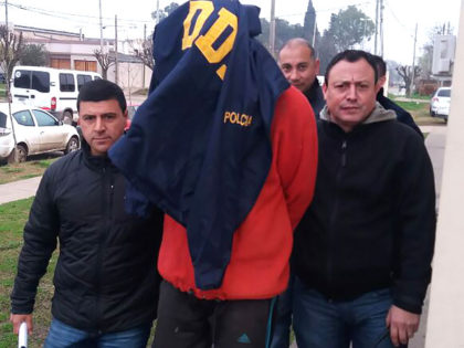Personal policial detiene una persona imputada de homicidio en Moreno Personal policial detiene una persona imputada de homicidio en Moreno