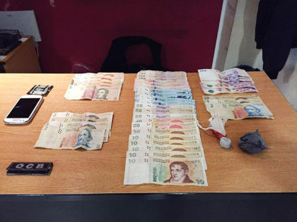 Un detenido por tenencia de drogas y resistencia a la autoridad Un detenido por tenencia de drogas y resistencia a la autoridad