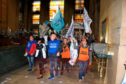 Multitudinaria movilización de las Comisiones del Interior del Bapro hacia su Casa Central Multitudinaria movilización de las Comisiones del Interior del Bapro hacia su Casa Central