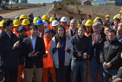 María Eugenia Vidal presentó plan de obras viales para la Provincia: Se invertirán 4.800 millones de pesos y generará 3.100 puestos de trabajo María Eugenia Vidal presentó plan de obras viales para la Provincia: Se invertirán 4.800 millones de pesos y generará 3.100 puestos de trabajo