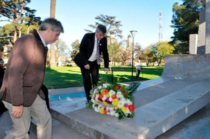 Ofrenda floral en conmemoración a San Martín Ofrenda floral en conmemoración a San Martín