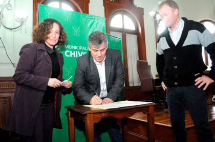 Se firmaron escrituras tramitadas en la oficina de Casa de Tierras Municipal Se firmaron escrituras tramitadas en la oficina de Casa de Tierras Municipal