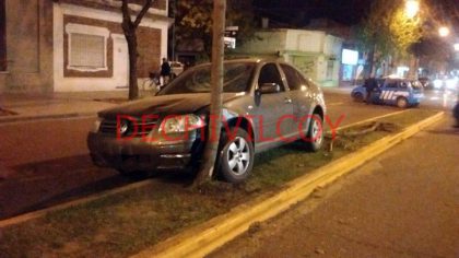 Ayer: Conductor descompensado chocó contra columna de alumbrado Ayer: Conductor descompensado chocó contra columna de alumbrado