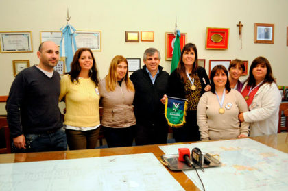 El Intendente reconoció a la Escuela Secundaria Nº 8 por el premio obtenido en Nación El Intendente reconoció a la Escuela Secundaria Nº 8 por el premio obtenido en Nación