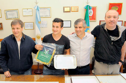 El intendente Guillermo Britos entregó un reconocimiento a Fernando Mengual El intendente Guillermo Britos entregó un reconocimiento a Fernando Mengual