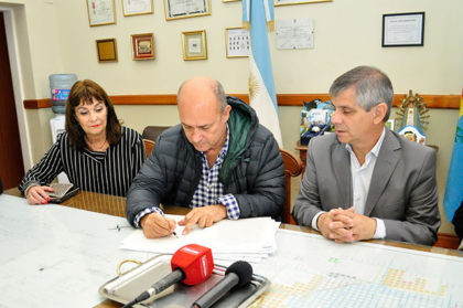 Firma de escritura con la empresa CONFEMAR Firma de escritura con la empresa CONFEMAR