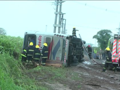 Volcó un micro que circulaba con 56 personas Volcó un micro que circulaba con 56 personas
