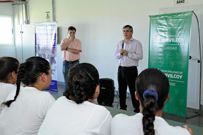 El Intendente Municipal brindo una charla en la Escuela de Policía local El Intendente Municipal brindo una charla en la Escuela de Policía local