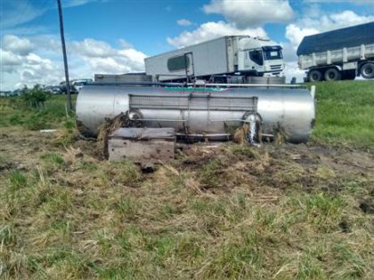 Ruta 5: Chocan un camión de transporte de leche y una camioneta Ruta 5: Chocan un camión de transporte de leche y una camioneta