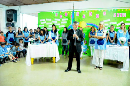 Entrega de medallas a los egresados del Jardín Venezuela Entrega de medallas a los egresados del Jardín Venezuela