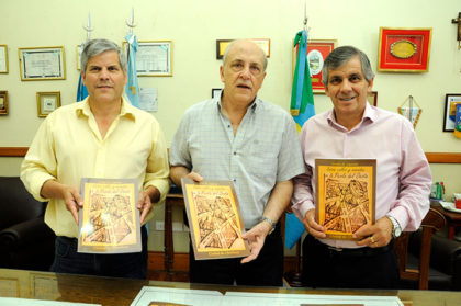 Carlos Lapenta entregó ejemplares de su libro al municipio Carlos Lapenta entregó ejemplares de su libro al municipio