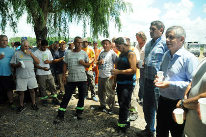 El intendente Guillermo Britos brindó con empleados en el corralón municipal El intendente Guillermo Britos brindó con empleados en el corralón municipal