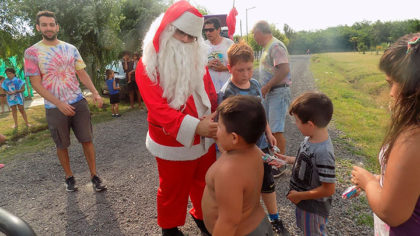 Papá Noel y la Juventud Peronista recorrieron los barrios Papá Noel y la Juventud Peronista recorrieron los barrios