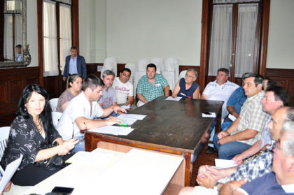 Reunión entre autoridades municipales y dueños de remiserías por cambios en la Ordenanza que los regula Reunión entre autoridades municipales y dueños de remiserías por cambios en la Ordenanza que los regula