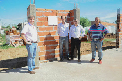 El Intendente y funcionarios recorrieron la obra del SUM en el Barrio Blanco item-thumbnail