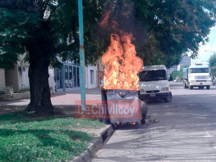 Se incendió un contenedor a plena luz del día Se incendió un contenedor a plena luz del día