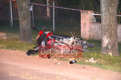Hoy a la madrugada. Un joven de 23 años murió al impactar su moto contra un árbol Hoy a la madrugada. Un joven de 23 años murió al impactar su moto contra un árbol