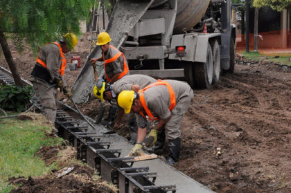 Comenzaron las obras de cordón cuneta en el barrio José Ingenieros Comenzaron las obras de cordón cuneta en el barrio José Ingenieros