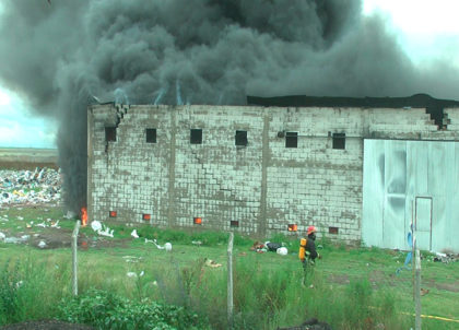 El fuego consumió todo en la planta de reciclado de Alberti El fuego consumió todo en la planta de reciclado de Alberti