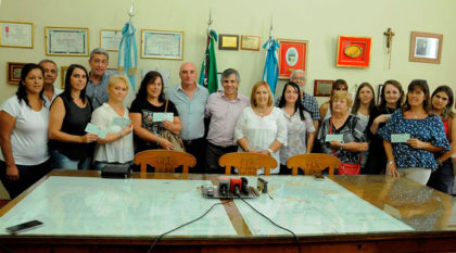 El intendente entregó $2.163.000 para obras de siete escuelas El intendente entregó $2.163.000 para obras de siete escuelas