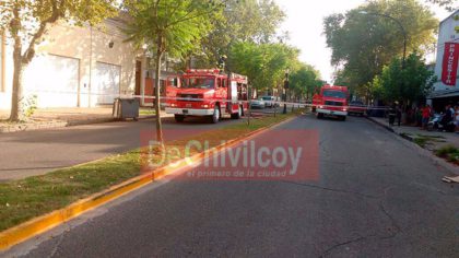 Av. Villarino 275: Importante labor de bomberos en un incendio declarado Av. Villarino 275: Importante labor de bomberos en un incendio declarado
