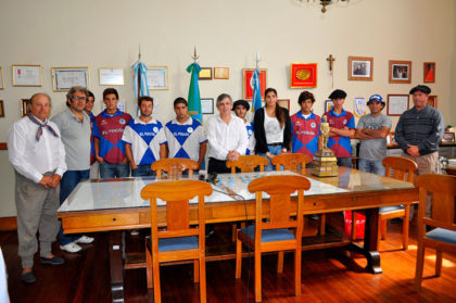 El intendente reconoció al equipo de pato de “El Fogón” El intendente reconoció al equipo de pato de “El Fogón”