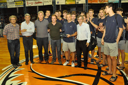 El intendente entregó un reconocimiento a la Selección Nacional U16 de básquet El intendente entregó un reconocimiento a la Selección Nacional U16 de básquet