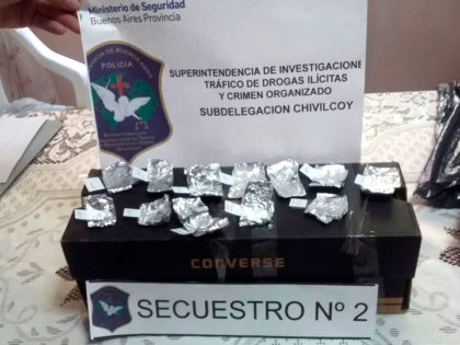 Arrojan desde un auto una caja con 19 envoltorios de cocaína y 12 de una sustancia no determinada todavía Arrojan desde un auto una caja con 19 envoltorios de cocaína y 12 de una sustancia no determinada todavía