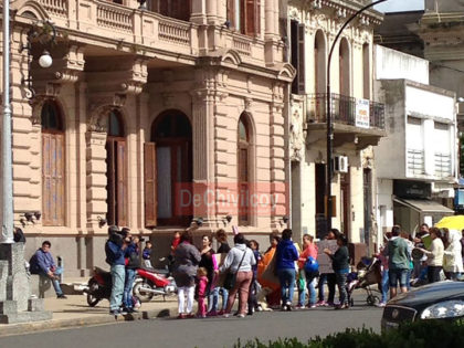 Frente al Municipio un grupo de mujeres reclamaron por vivienda y trabajo Frente al Municipio un grupo de mujeres reclamaron por vivienda y trabajo