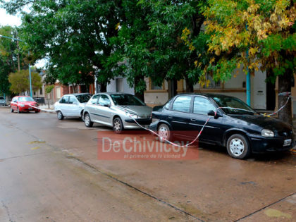 Chocó a cuatro vehículos estacionados, se retiró del lugar y volvió al rato en compañía de un familiar Chocó a cuatro vehículos estacionados, se retiró del lugar y volvió al rato en compañía de un familiar
