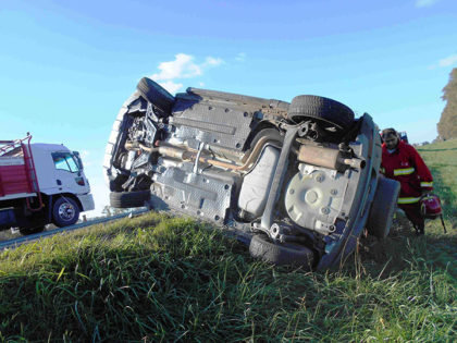 Volcó un automóvil en la Ruta Nº 5 en jurisdicción de Suipacha Volcó un automóvil en la Ruta Nº 5 en jurisdicción de Suipacha