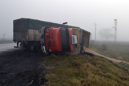 Volcó un camión con soja en Ruta Nº 51 Volcó un camión con soja en Ruta Nº 51