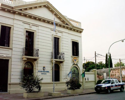 Alcoholemia positiva: Un efectivo policial de Suipacha colisiono contra el frente de una agencia de automóviles Alcoholemia positiva: Un efectivo policial de Suipacha colisiono contra el frente de una agencia de automóviles