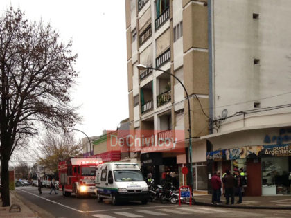 Una señora mayor quedó atrapada en su departamento del 5º piso Una señora mayor quedó atrapada en su departamento del 5º piso