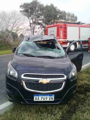 Vuelco de un automóvil sobre ruta 5 Vuelco de un automóvil sobre ruta 5
