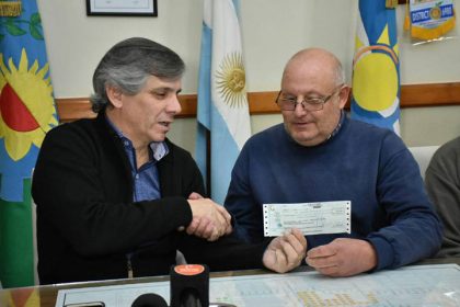 Se entregaron 162.500 pesos a los Bomberos de Chivilcoy Se entregaron 162.500 pesos a los Bomberos de Chivilcoy