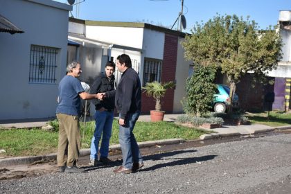 Colocación de escoria en las calles Alejandro Mathus y 90 Colocación de escoria en las calles Alejandro Mathus y 90